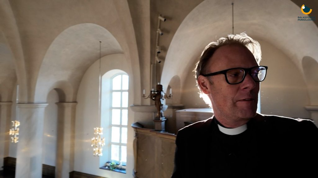 Kyrkoherden i motljus
